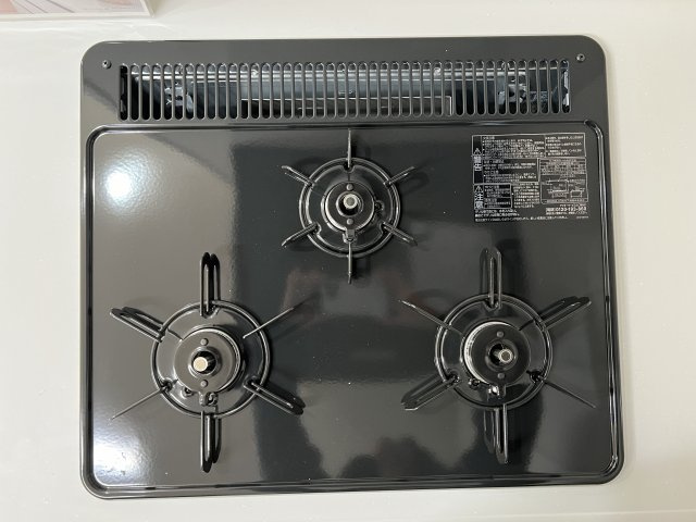 いろどりアイタウン　中央区宮竹町　全4棟の設備|3つ口ガスコンロ。