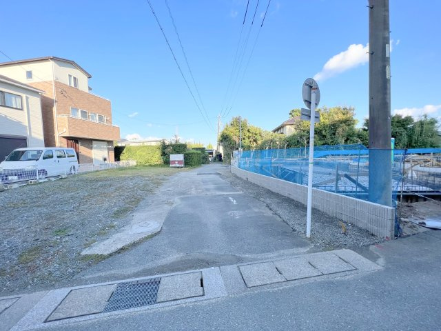 いろどりアイタウン　中央区宮竹町　全4棟の前面道路含む現地写真|前面道路一方通行により交通量少なめで、お子様も安心です♪