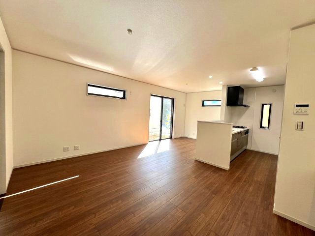 いろどりアイタウン　中央区宮竹町　全4棟の居間・リビング|17帖以上のLDKで
広々とした過ごしやすい空間が
確保できます！