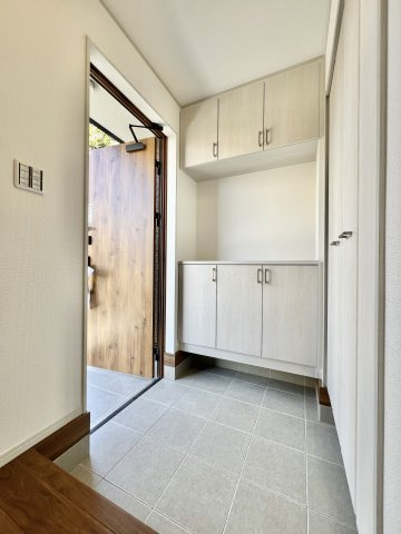 いろどりアイタウン　中央区宮竹町　全4棟の玄関|収納たっぷりで玄関周りがすっきり片付きます。
