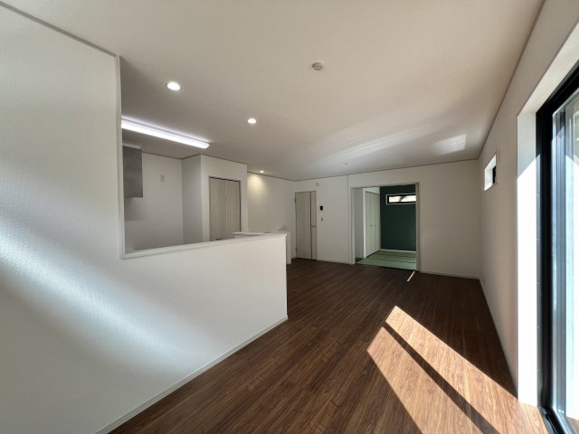 いろどりアイタウン　中央区宮竹町　全4棟のキッチン|南側からの暖かな陽射しが入り込み
明るいダイニングで賑やかな食卓に
なりそうです♪