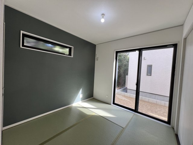 いろどりアイタウン　中央区宮竹町　全4棟の和室|LDKと続いており
ちょっとしたくつろぎスペースとしても活躍しそうです。
