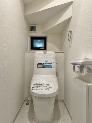 いろどりアイタウン　中央区宮竹町　全4棟のトイレ|1階は階段下のスペースを利用して設置されており、
小窓が付いているので光も入ります。
2階にもあります。