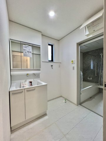 いろどりアイタウン　中央区宮竹町　全4棟の洗面所|洗濯機もスッキリ収まるスペースがあり、
空間を広々と使えますね！