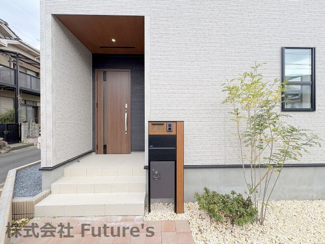 三郷市早稲田6丁目　新築戸建　全1棟のエントランス|不在時にも便利な宅配BOX完備
