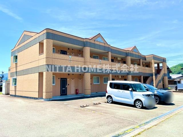朝来市和田山町枚田岡のアパートの駐車場|敷地内に駐車場も完備しています◇