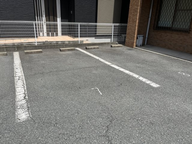 メゾンソレイユの駐車場