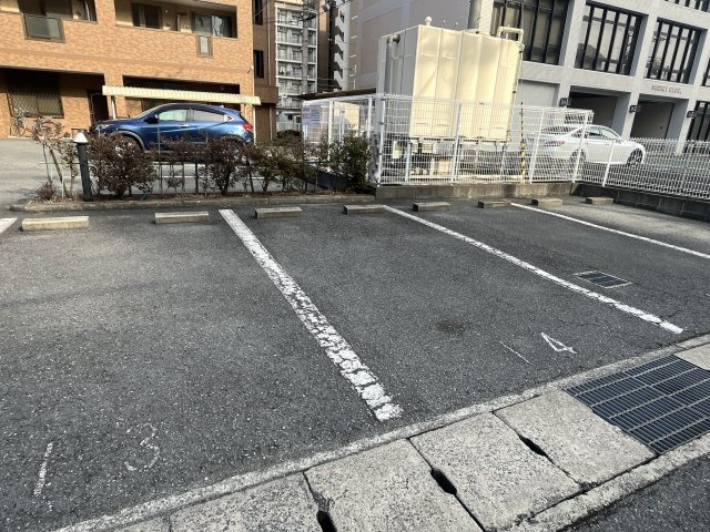 メゾンソレイユの駐車場