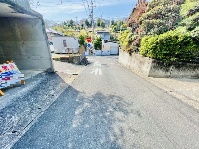 浜名区内野台1丁目　の前面道路含む現地写真|前面道路・西向きです。
緩やかな下り坂になっています。