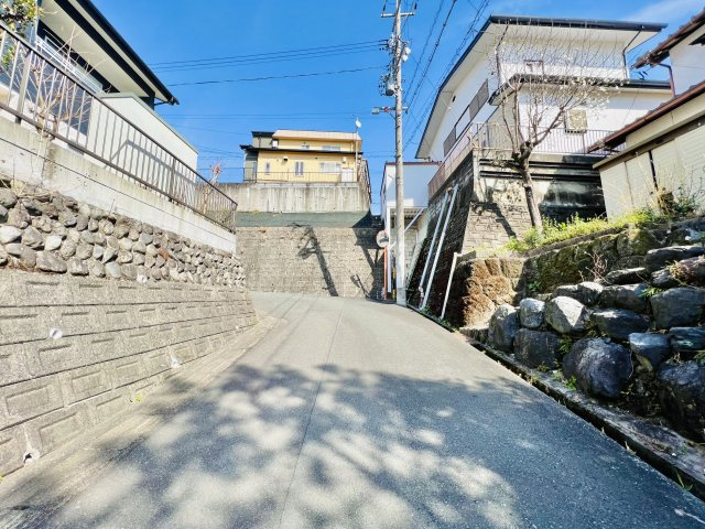 浜名区内野台1丁目　の前面道路含む現地写真|車通りの少ない前面道路。