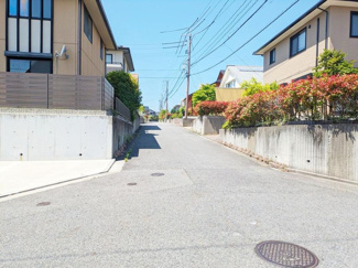 【前面道路含む現地写真】 | 便利な角地です。