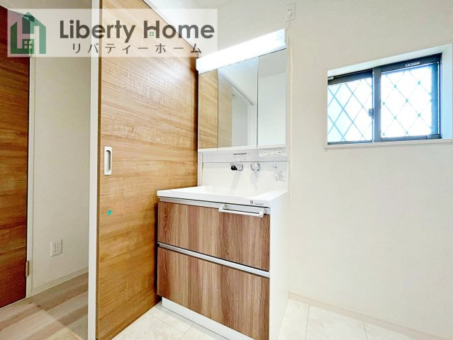 ワイウッドコート土浦市神立町第１期　新築戸建　6号棟の独立洗面台