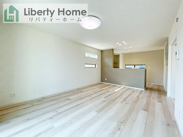 ワイウッドコート土浦市神立町第１期　新築戸建　6号棟の居間・リビング