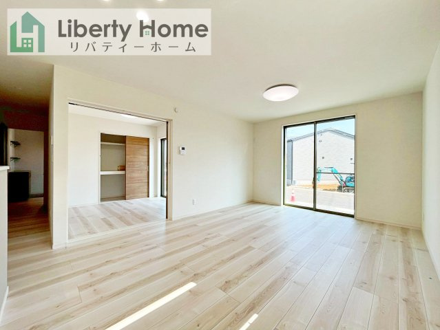 ワイウッドコート土浦市神立町第１期　新築戸建　6号棟の居間・リビング