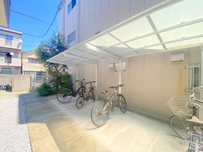 【その他共用部分】 | アメニティ江波 | 駐輪場は屋根付きで雨の日も安心！