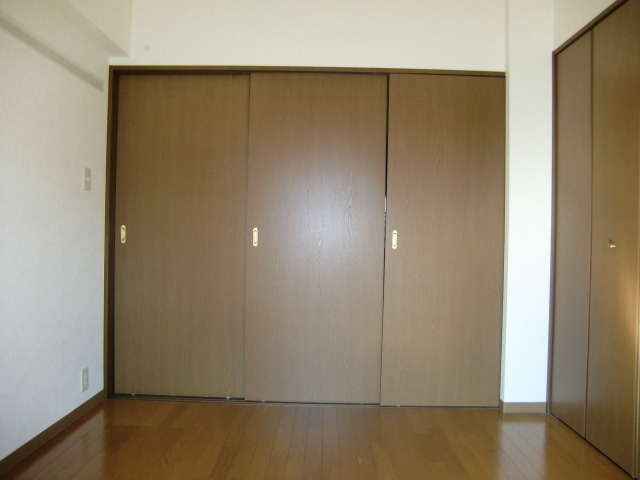 メルフィール岡本の洋室