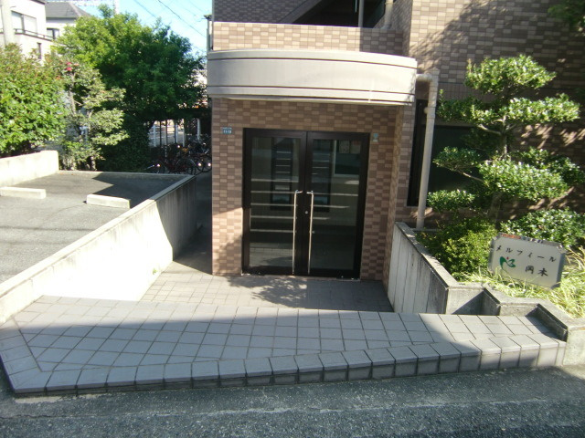 メルフィール岡本のエントランス