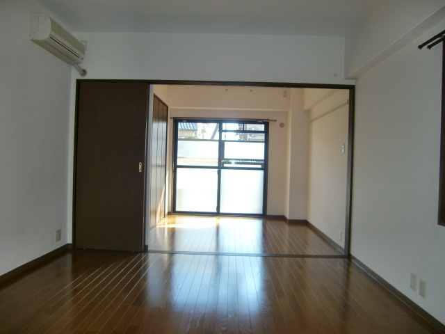 メルフィール岡本の居間・リビング