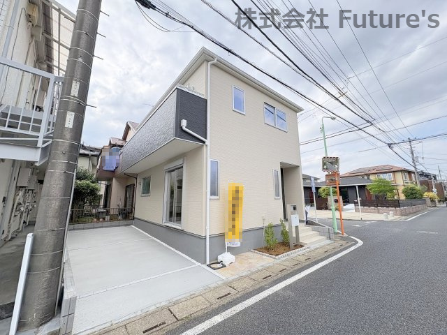 三郷市早稲田3丁目　新築戸建　全1棟の外観|角地に位置した開放的な立地です