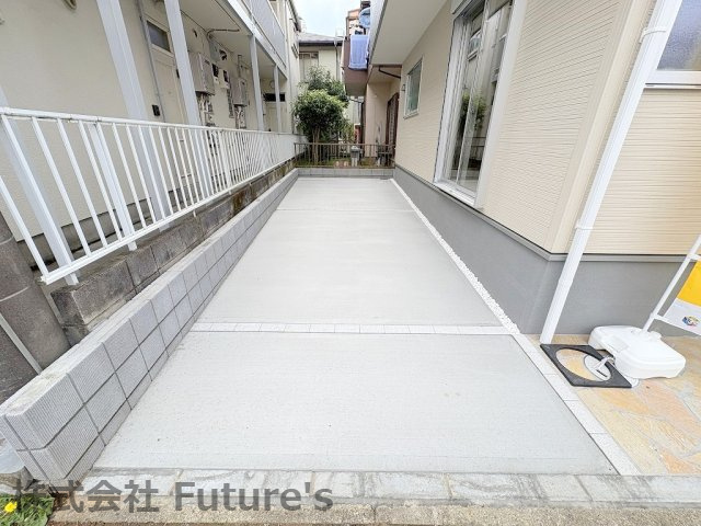 三郷市早稲田3丁目　新築戸建　全1棟の駐車場|駐車場の写真です。車種によっては2台置けます。