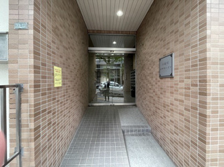 【エントランス】 | お客様を、そして住人を出迎えてくれるマンションのエントランス。ゴミが落ちていないことからも、管理状態の良さや住民の節度の高さが見て取れます。～即日のご見学可能～　お問合せはお気軽にどうぞ。
