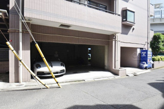 【駐車場】 | マンションの駐車場スペース。空きの有無や駐車料金、サイズ規定などについては、改めてお問い合わせください。～即日のご見学可能～　お問合せはお気軽にどうぞ。