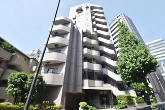 【外観】 | 手入れの行き届いた外壁やエントランスなど、「見ればわかる」レベルで清潔感を保ったマンションです。築年数を感じさせない姿で皆様をお出迎えします。～即日のご見学可能～　お問合せはお気軽にどうぞ。
