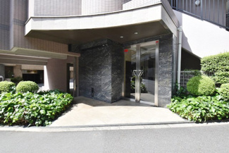 【エントランス】 | オートロックを備えた、マンションのエントランス。やはりセキュリティの観点は欠かすことができません。皆様を“安全”に送り出し、出迎えてくれます。～即日のご見学可能～　お問合せはお気軽にどうぞ。