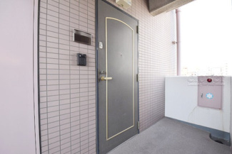 【その他共用部分】 | 皆様をお迎えする、お部屋の玄関ドア。開けやすさや開放角度、ドアノブの操作しやすさや鍵の形状などを、現地で一度ご確認ください。～即日のご見学可能～　お問合せはお気軽にどうぞ。