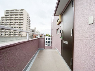 【その他共用部分】 | マンションの共用廊下です。きれいに清掃されています。周囲のお部屋の様子も、ぜひ伺ってみてください。～即日のご見学可能～　お問合せはお気軽にどうぞ。
