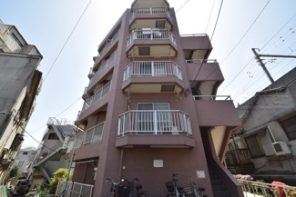 【外観】 | 青空によく映える建物です。手入れの行き届いた外壁やマンション正面エントランスなど、綺麗な姿をぜひ一度、現地にてご覧ください。～即日のご見学可能～　お問合せはお気軽にどうぞ。
