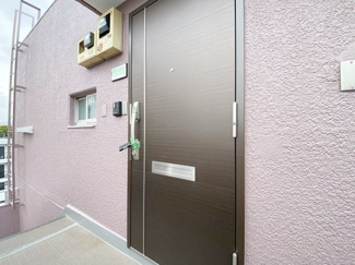 【その他共用部分】 | 皆様をお迎えする、お部屋の玄関ドア。開けやすさや開放角度、ドアノブの操作しやすさや鍵の形状などを、現地で一度ご確認ください。～即日のご見学可能～　お問合せはお気軽にどうぞ。

