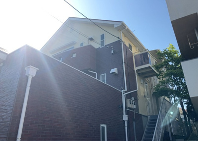 【外観】 | パームⅡ | 現地に行くなら、物件の周囲の地形がどうなっているかを見ることも大切です。周辺より低くなっている土地では、大雨などで水が集まりやすいため、地盤が弱くなっているということも考えられるため、注意が必要です。