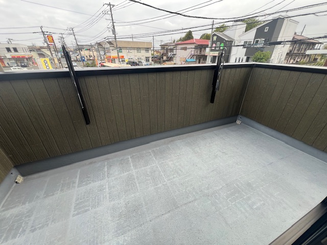 【バルコニー】 | 綾瀬市深谷上　戸建て | 外からの目が気にならないバルコニーで洗濯物が干せます