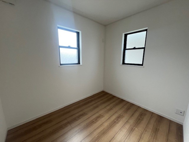 【寝室】 | 綾瀬市深谷上　戸建て | 落ち着いた色調の寝室です