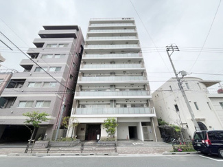 【外観】 | 手入れの行き届いた外壁やエントランスなど、「見ればわかる」レベルで清潔感を保ったマンションです。築年数を感じさせない姿で皆様をお出迎えします。～即日のご見学可能～　お問合せはお気軽にどうぞ。
