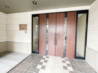 【エントランス】 | お客様を、そして住人を出迎えてくれるマンションのエントランス。ゴミが落ちていないことからも、管理状態の良さや住民の節度の高さが見て取れます。～即日のご見学可能～　お問合せはお気軽にどうぞ。
