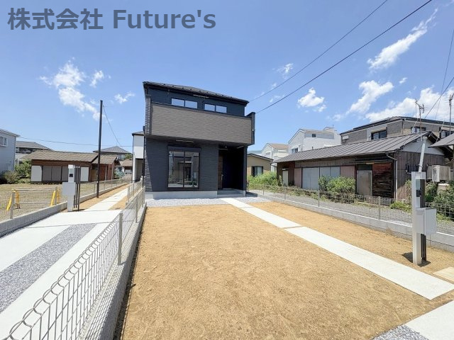 三郷市鷹野5丁目　新築戸建　全2棟　1号棟の外観|敷地50坪以上、カースペース2台駐車可能、庭付きの邸宅です