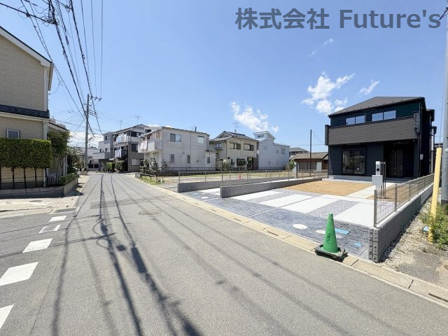 三郷市鷹野5丁目　新築戸建　全2棟　1号棟の前面道路含む現地写真|前面道路含む現地写真です。