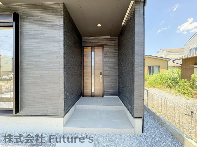 三郷市鷹野5丁目　新築戸建　全2棟　1号棟のエントランス|玄関アプローチ
