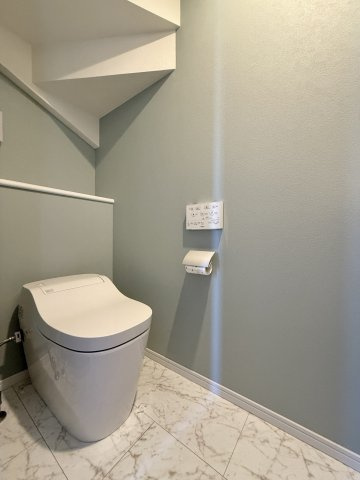 中央区中沢町のトイレ|タンクレスで見た目がスッキリとしたトイレです。
背面は収納スペースとなっており、
階段下の空間を無駄なく活用しています。

