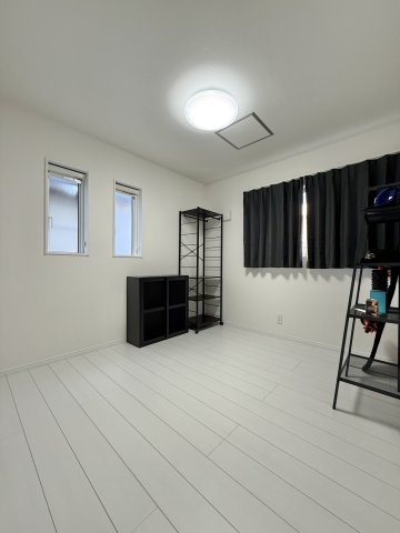 中央区中沢町の洋室|白を基調とした洋室は
どんなインテリアにも合わせられるシンプルな内装になっています。
