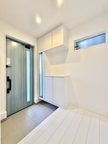 中央区中沢町の玄関|シューズボックスにはミラーがついており、
お出かけ前の全身身だしなみチェックができます。
