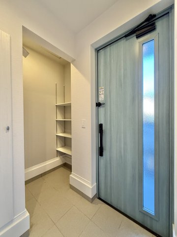 中央区中沢町の玄関|玄関横にある便利なシューズインクロークは外で使用した荷物も
そのまま収納する事ができ便利です。
