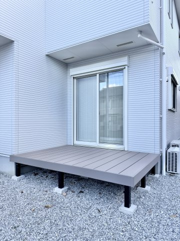 中央区中沢町の庭|リビングの窓からウッドデッキを介して、直接、庭に出ることができます。