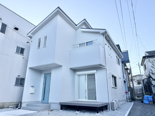 中央区中沢町の外観|白を基調としてシンプルですが、清潔感があり、明るい印象です。
淡い色の玄関がアクセントとなる可愛らしい外観です。