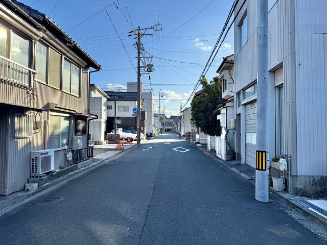中央区中沢町の前面道路含む現地写真|北側から南側に向かって撮影した前面道路です。
車の往来は多くありません。