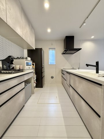 中央区中沢町のキッチン|食器洗浄乾燥機付きで家事の時短に役立ちます。
小窓があり明るさを取り込めます。
リビングを見渡せるのでお子様の動向も確認しつつお料理の準備をすることができます。