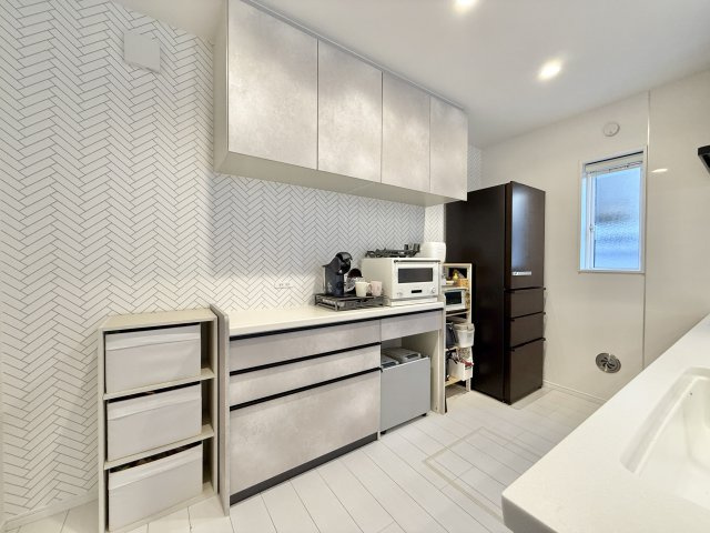 中央区中沢町のキッチン|キッチン背面には備え付けのカップボードがあり
スッキリとキッチン用品や食品を収納できます。調理の効率も上がりますね。