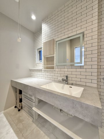 中央区中沢町の独立洗面台|洗練された洗面台は使い勝手がよく
カウンターも広く作られています。朝の身支度の時間帯が家族で重なってもストレスなく行えます。
